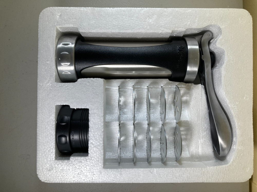 WILTON COOKIE PRO ULTRA COOKIE PRESS 2104-4010 with 10 Disc Patterns