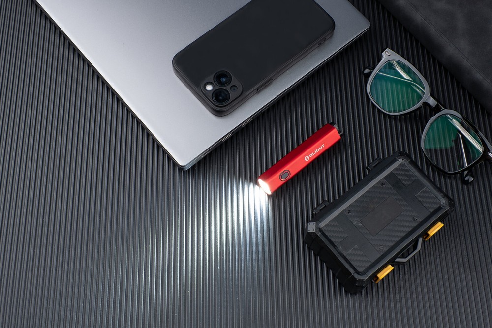 Olight Diffuse Red 700 Lumens EDC Pocket Flashlight, 6 Lighting Modes