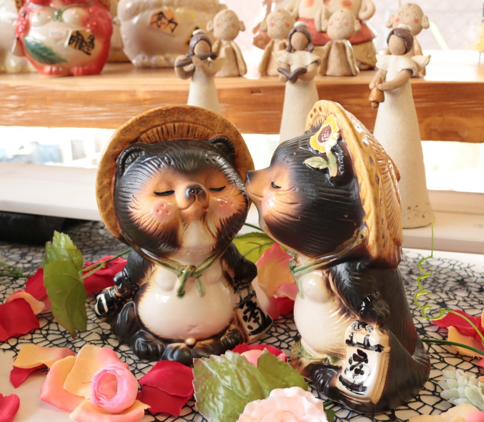 Shigaraki Ware Kiss Tanuki Pair Raccoon Dog Love Couple Pottery Ware Lucky Charm
