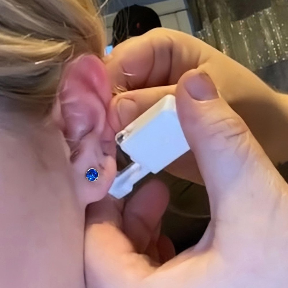 Ear Piercing Kit Disposable Ear Piercing Kit with Multi-sized CZ Earring Stud...