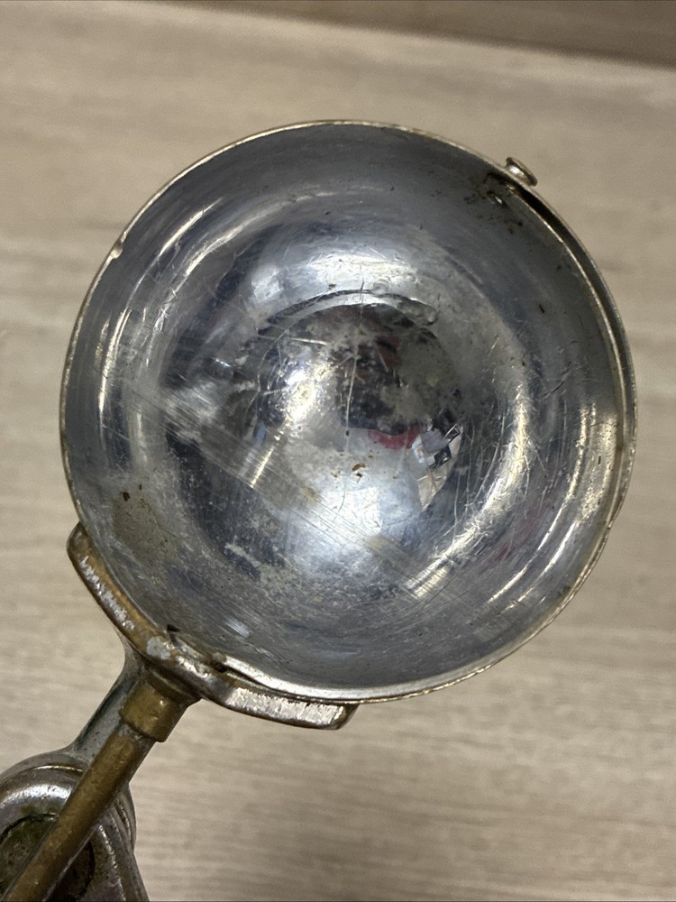 VINTAGE HAMILTON BEACH MODEL 40 ICE CREAM SCOOP