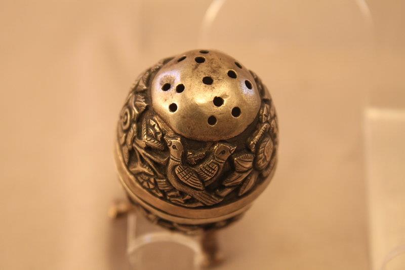 Antique Middle Eastern Repousse Silver Salt Shaker, 19th C. De