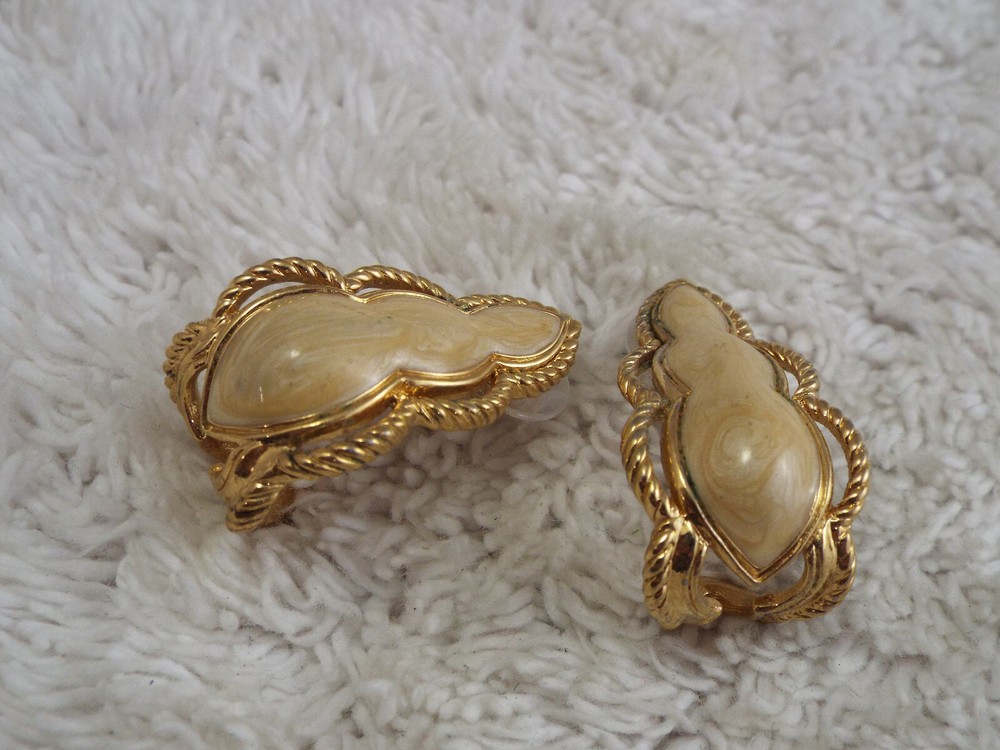 Goldtone Cream Pierced Earrings (A32)