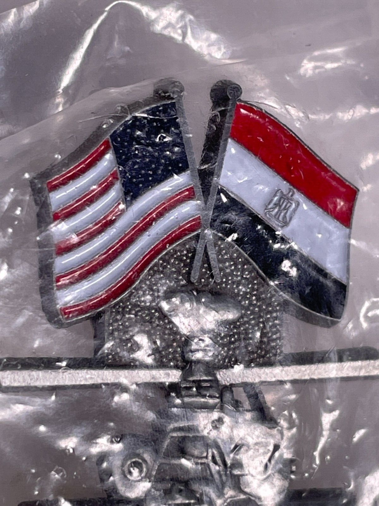Apache AH-64D Helicopter Pin USA Iraq Flags NEW