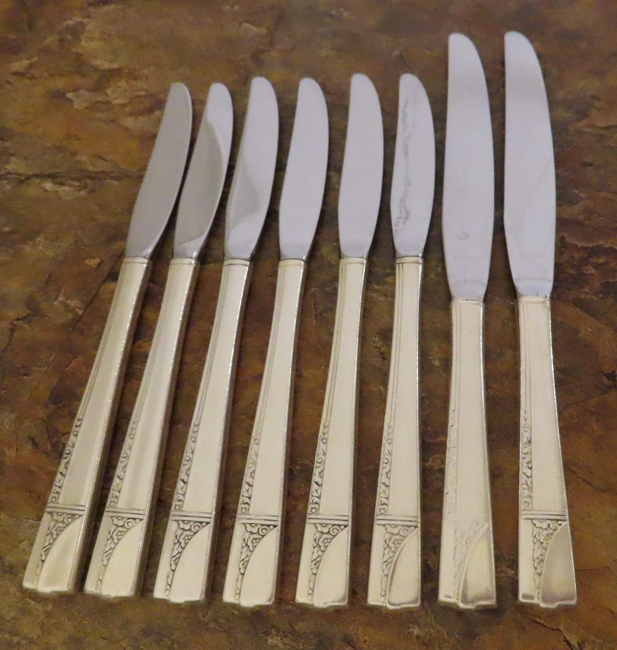 Oneida Caprice Set of 8 Grille Dinner Knives Nobility Silverplate Flatware Lot A
