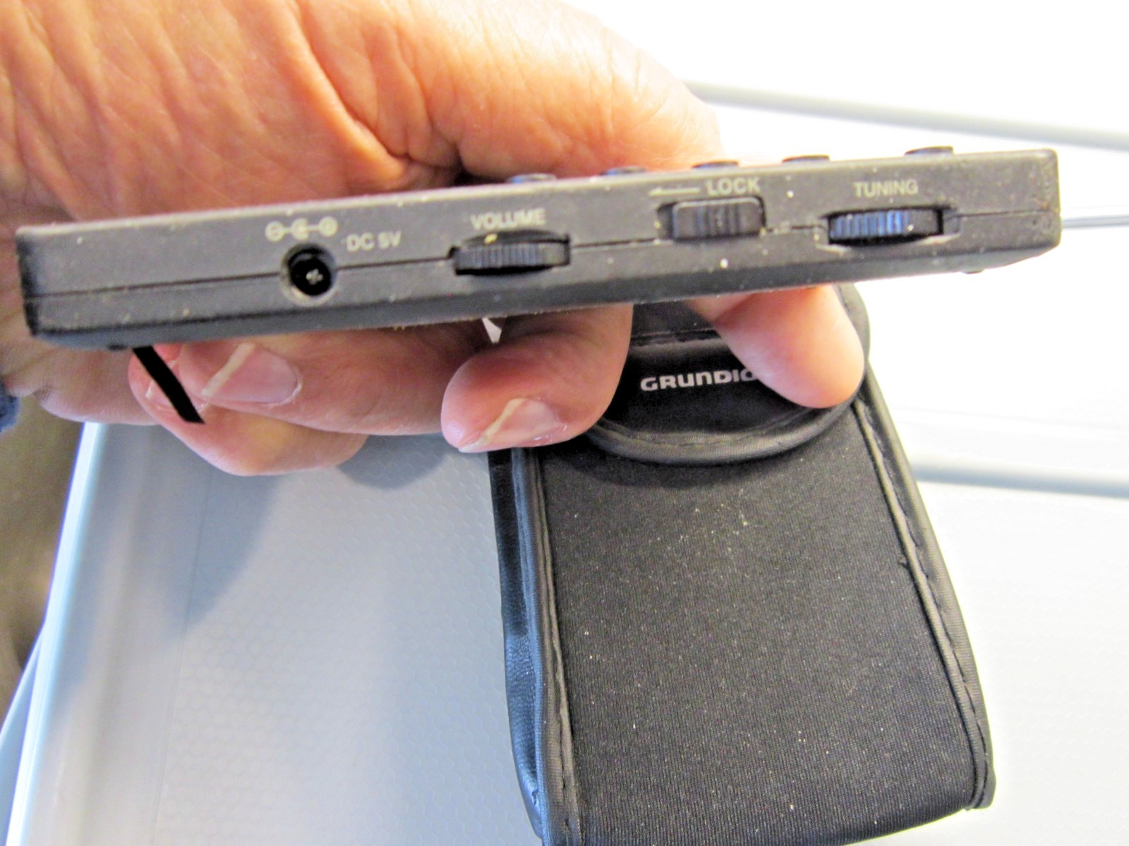 Grundig M400 AM/FM/SW 1-2 World Radio Black Working STICKY no battery cover