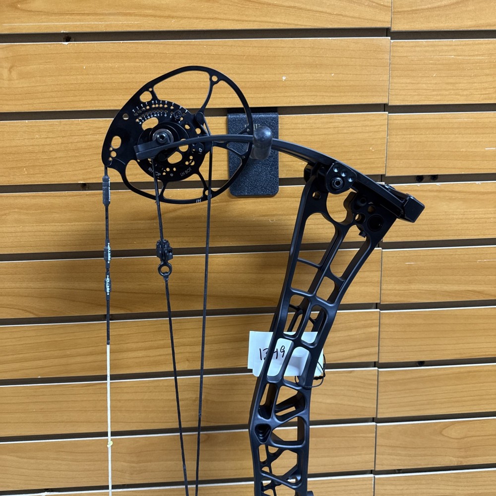 Item 3842 - Darton Archery Compound Bow - Tritech 35 - RH - Black