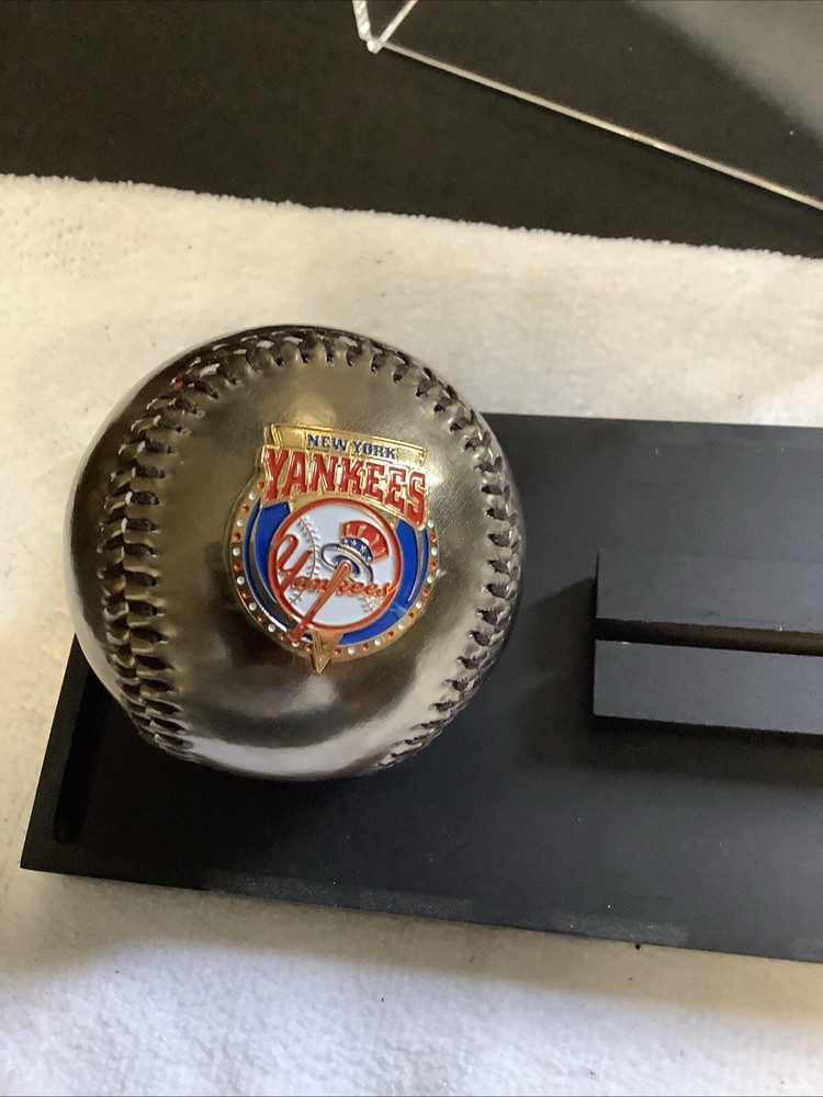 Yankees Gold Embossed Logo. With Case