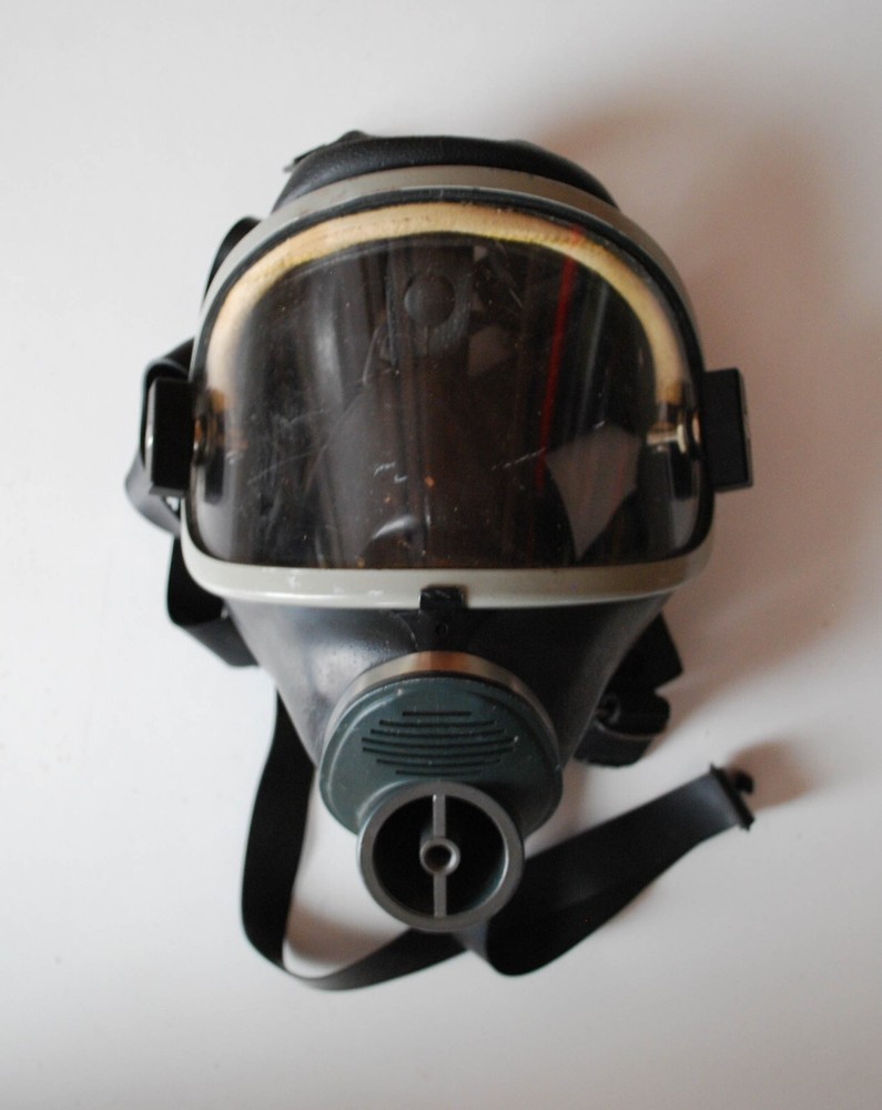 Vintage Drager M-174 A Gas Mask nice shape
