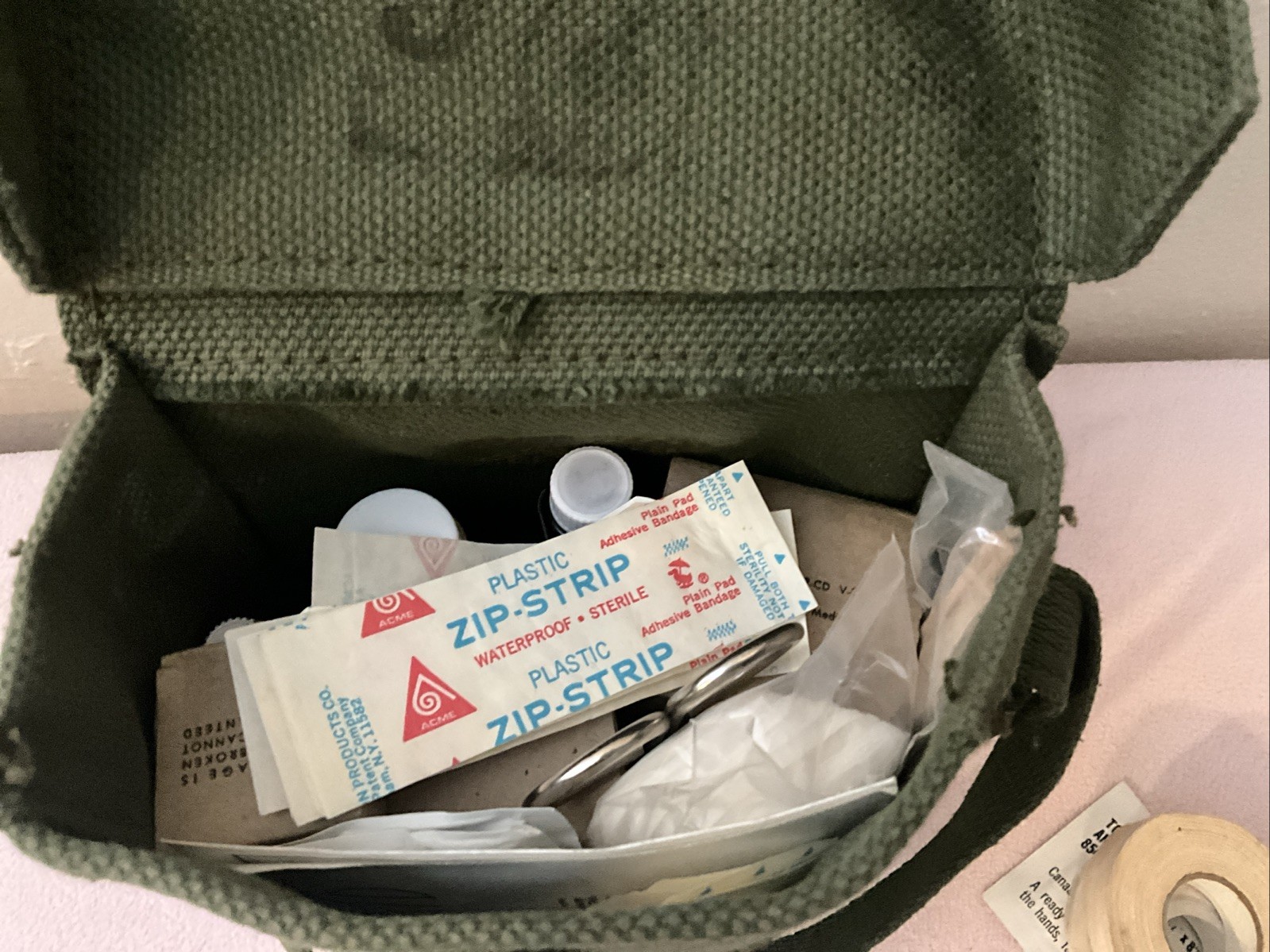 Era Vietnam , Vintage First Aid Kit 1953