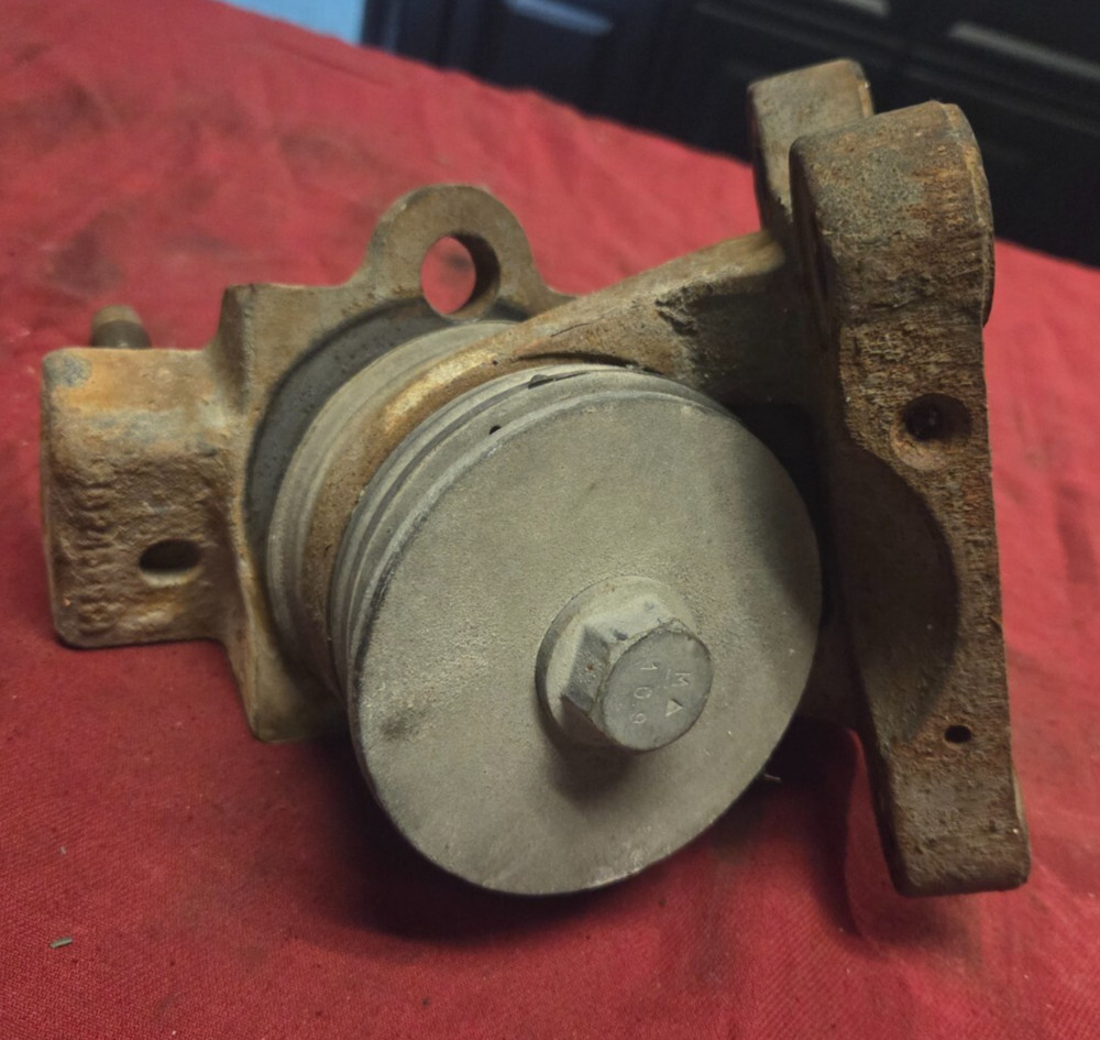 International Maxxforce 13 Engine Front Mount with Bushing 3824527C1, 3824525C1