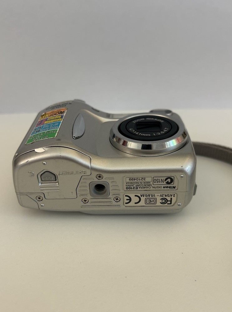 Nikon Coolpix 2100 Digital Camera Silver Tested Working