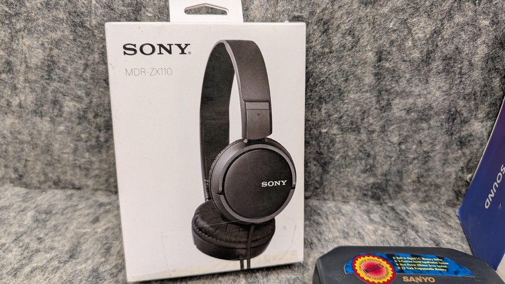 Sanyo CDP-450 Digital Audio Compact Disc Player CD Discman Bundle