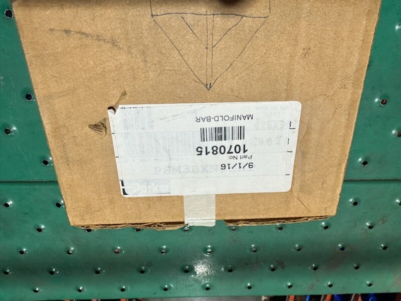 1070815 Manifold Bar