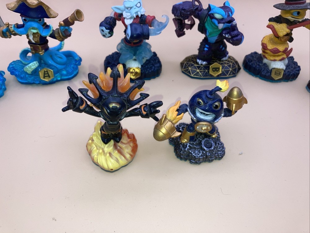 8 Skylanders Figure Lot