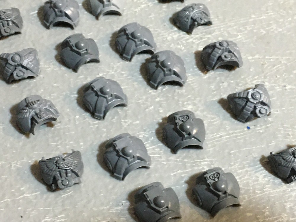 A26625 WARHAMMER 40K SPACE MARINES BITS LOT TORSO FRONTS BACKS + HEAD