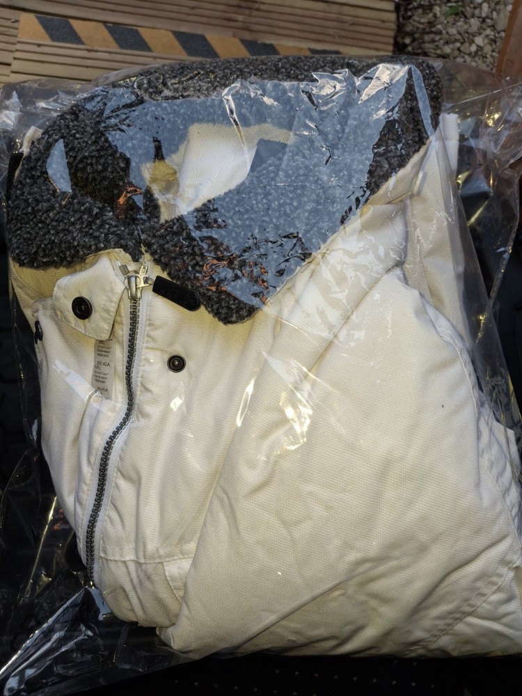 Trespass Size M Ski Jacket. Ski Snow System. High Performance Insulation.