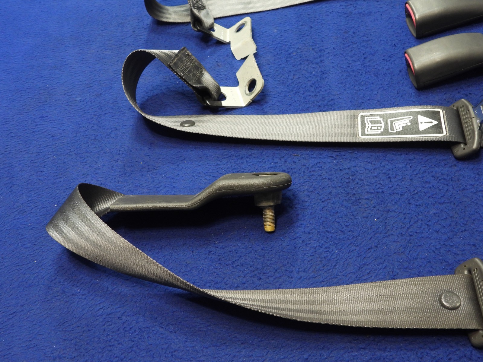 01 2001 Ford Mustang DK Charcoal Coupe Seatbelt Seatbelts OEM B64