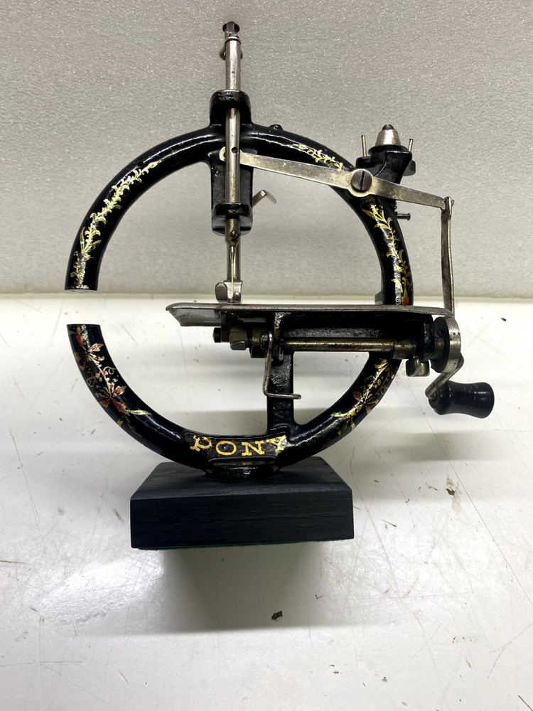 ANTIQUE CAST IRON HAND CRANK SEWING MACHINE.