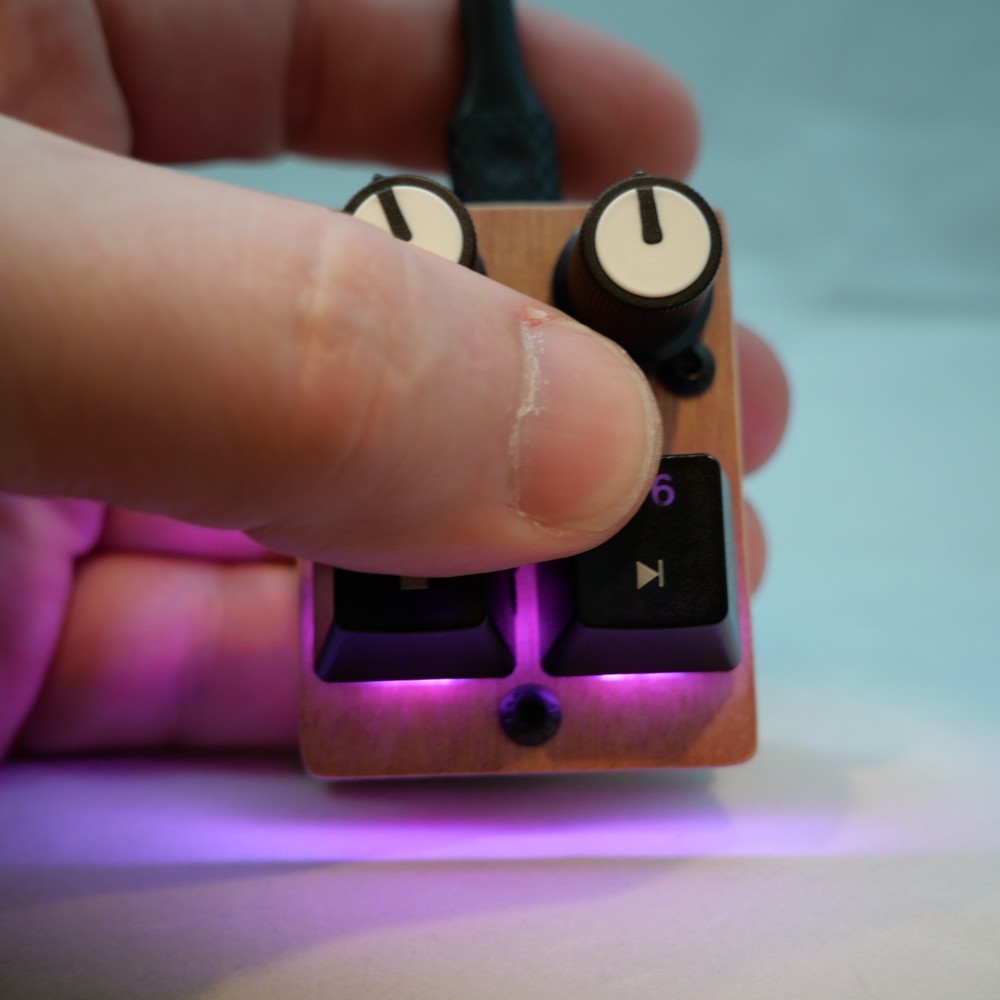 madMidiMini Compact Midi Controller with 2 Note Buttons 2 Potentiometers and LED