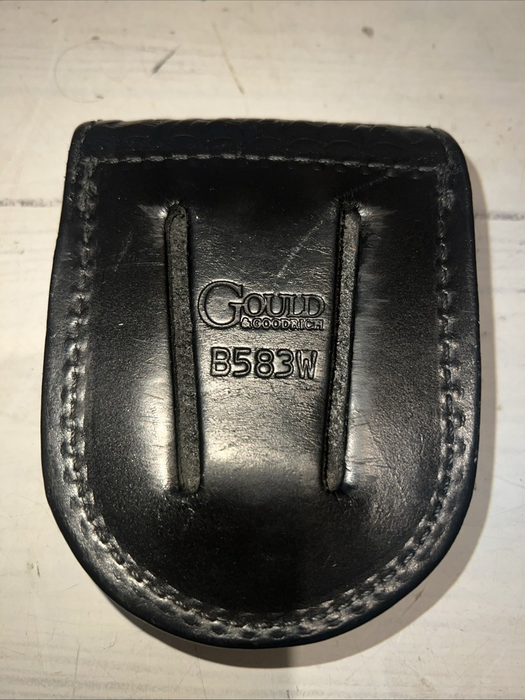 Gould & Goodrich Round Bottom Handcuff Case, B583. Hidden Snap