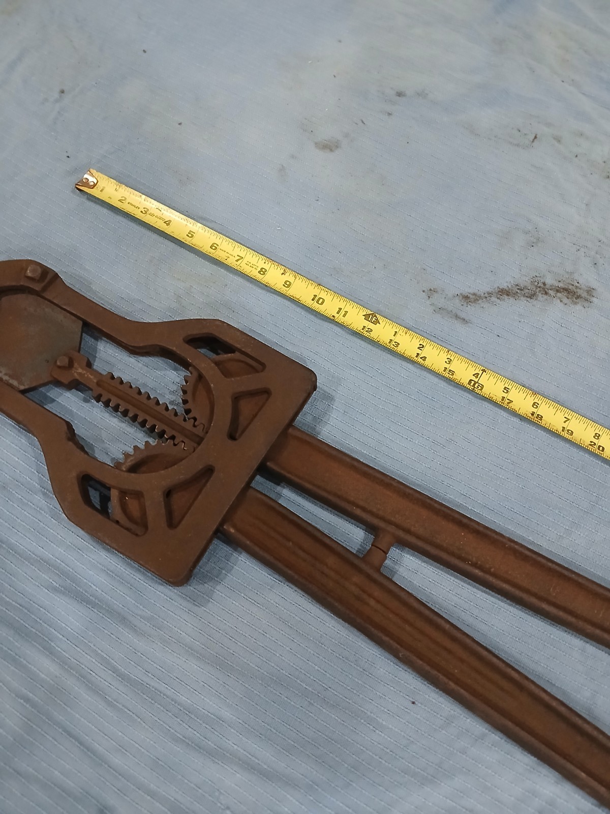 Vintage Cast Iron Bull Cattle Dehorning Horn Cutter