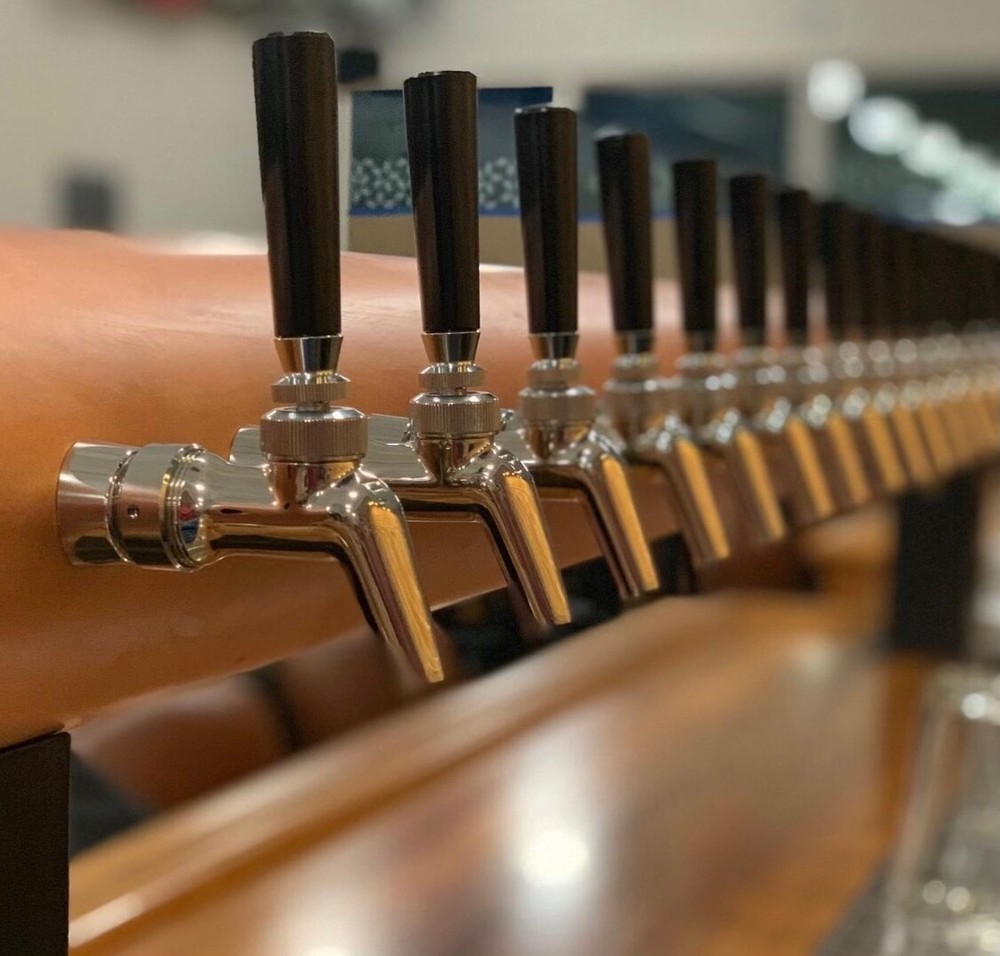 COPPER DRAFT BEER TOWER DISPENSING SYSTEM W/ 26 TAPS, 8 FAUCETS, REGULATORS, ETC