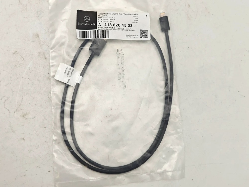 Genuine Mercedes Apple iPod iPad iPhone Apple Interface USB Cable A2138204502