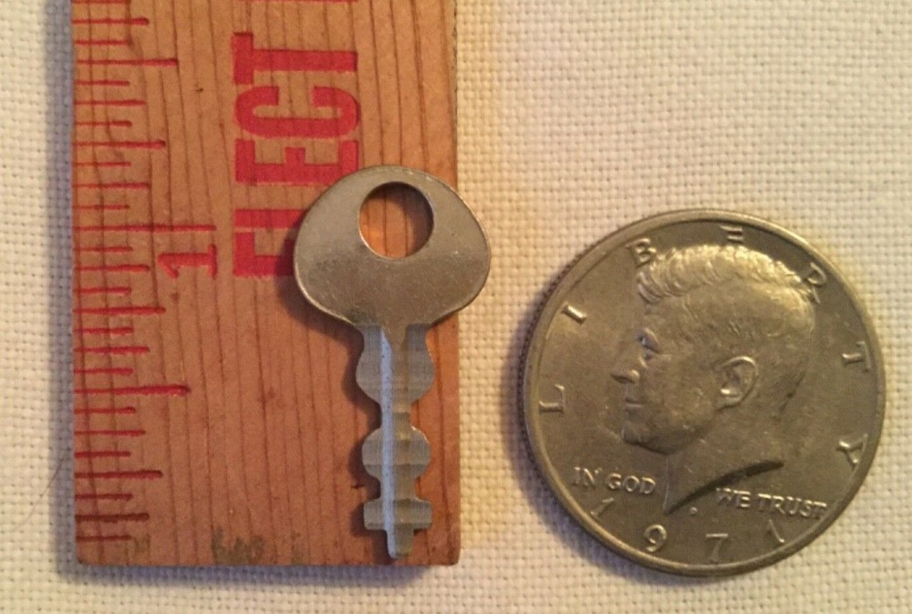 16 Small Vintage Keys - Crafts - Jewelry - Found Object Projects