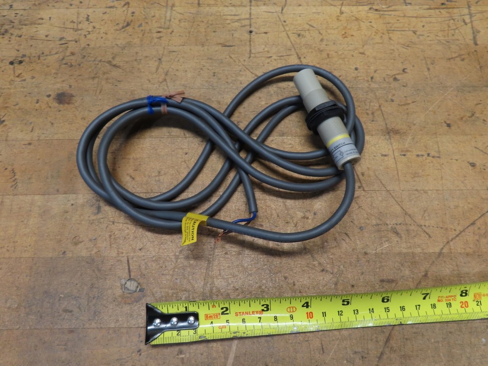 New Omron E2K-X8MY1 Capacitive Proximity Switch (@D24)