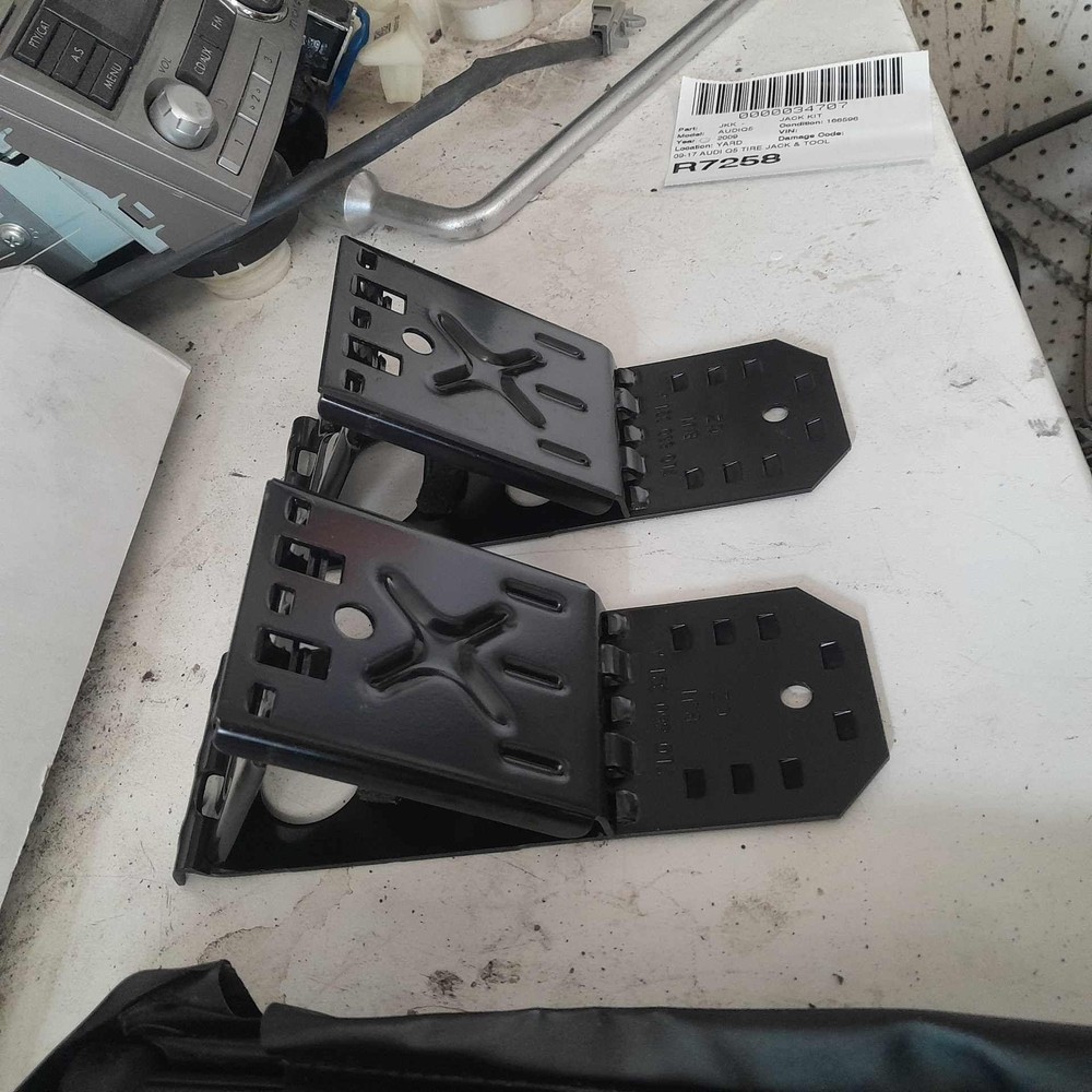 09-17 AUDI Q5 TIRE JACK & TOOL KIT SET W/CASE