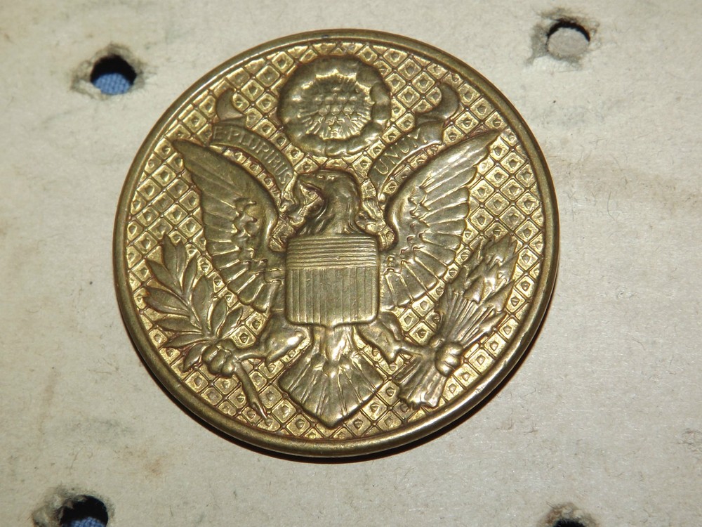 VINTAGE WWII MILITARY EAGLE HAT BADGE & 2 EAGLE ANCHOR PINS