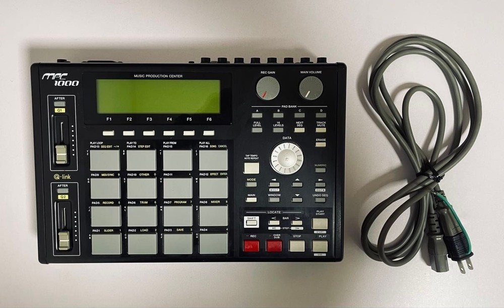 AKAI MPC1000 BK Sampling Machine Sampler Stereo 32 voices 64-track sequence