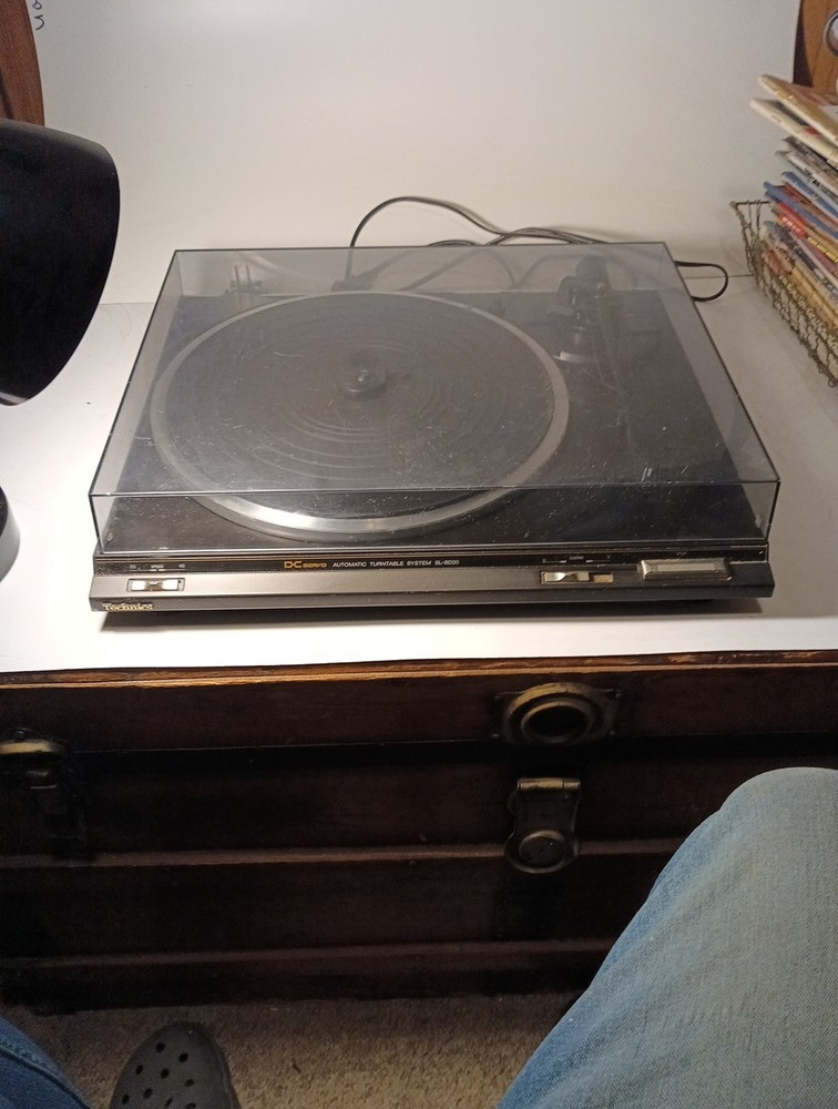 Techniques Turntable SL-BD20 Hinge On Lid Broke , Needs Belt ,Does Powers On