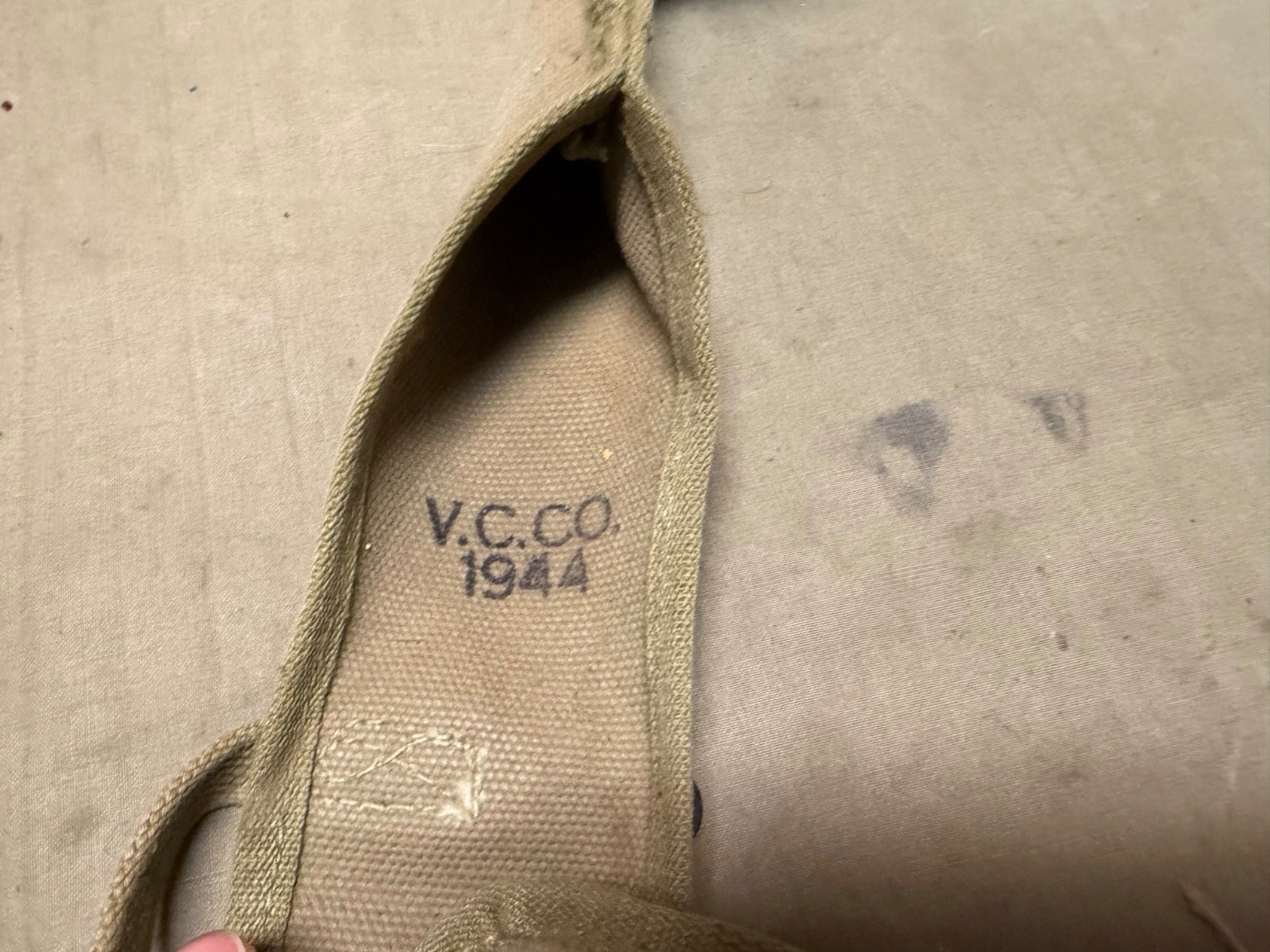 ORIGINAL WWII US ARMY M1942 PICK AXE MATTOCK & CARRIER- "US" stamped