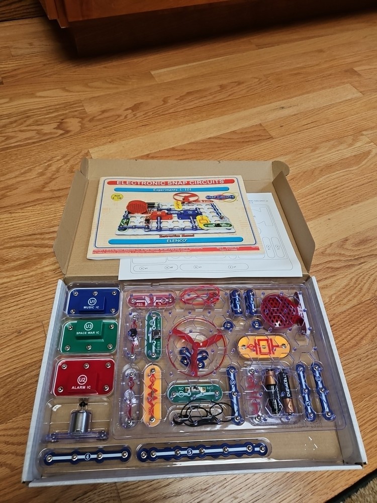 Snap Circuits Jr. SC-100 Electronics Discovery Kit