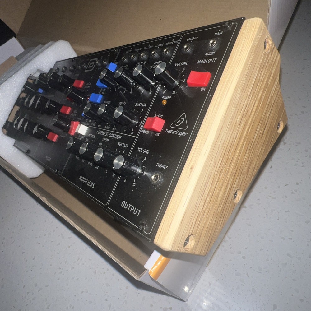 Behringer Model D Analog Mono Synthesizer ***MUST SEE***