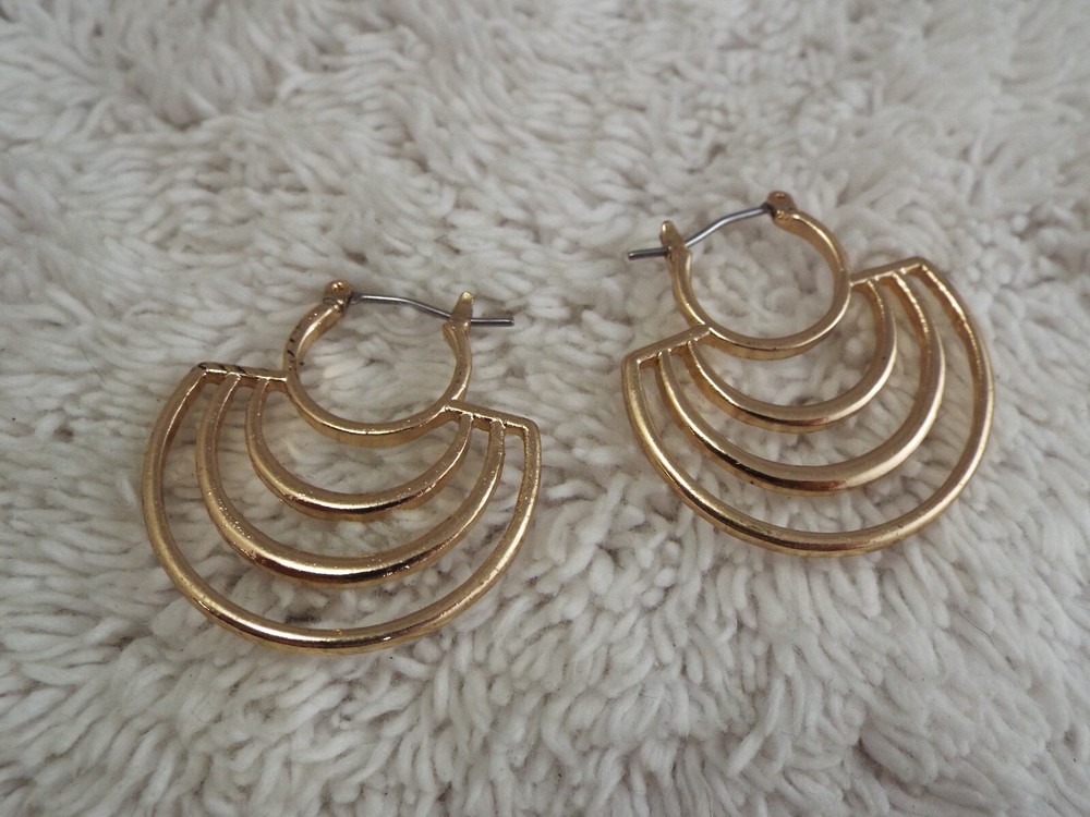 Goldtone Pierced Earrings (B3)