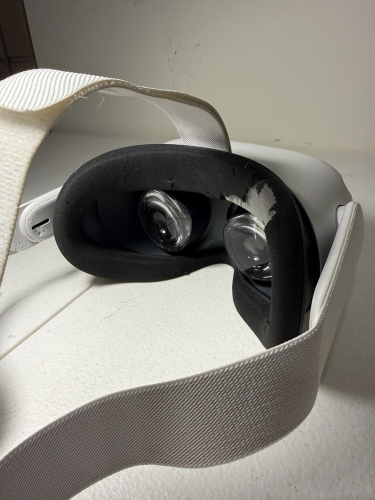 Oculus Quest 2 w 1 Controller Great Condition Works Great!!! Tear Under Leather