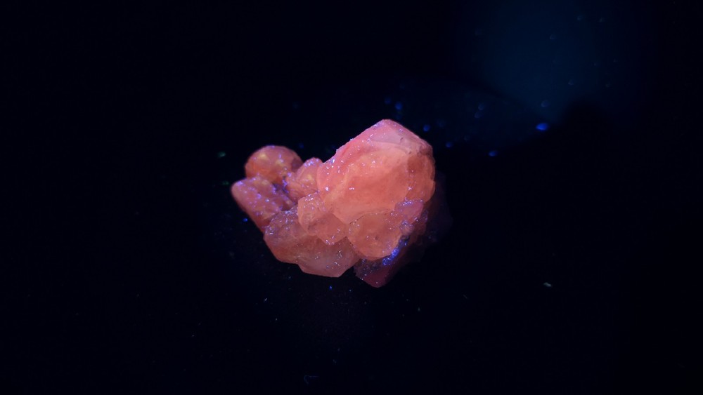 UV Reactive Mangano Calcite