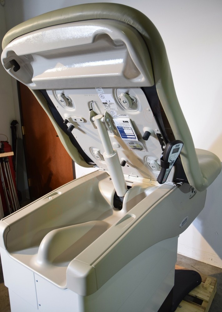Midmark 625-004 Barrier Free Exam Table, Wireless Footswitch & Hand Control 2012