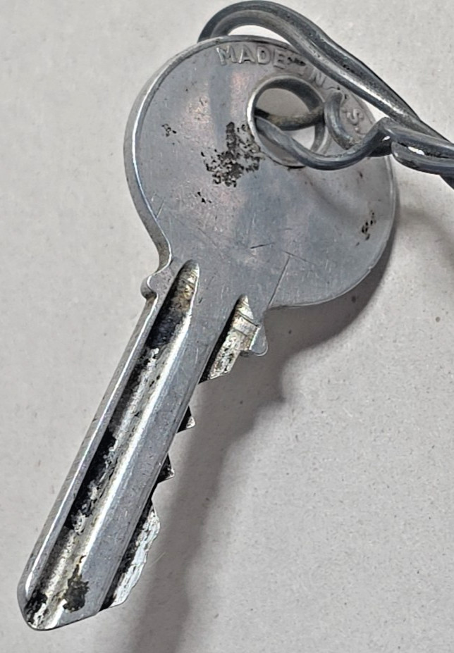 Set of 2 1942 WWII Next of Kin Notched Dog Tags T42 Los Angeles & Vintage Keys