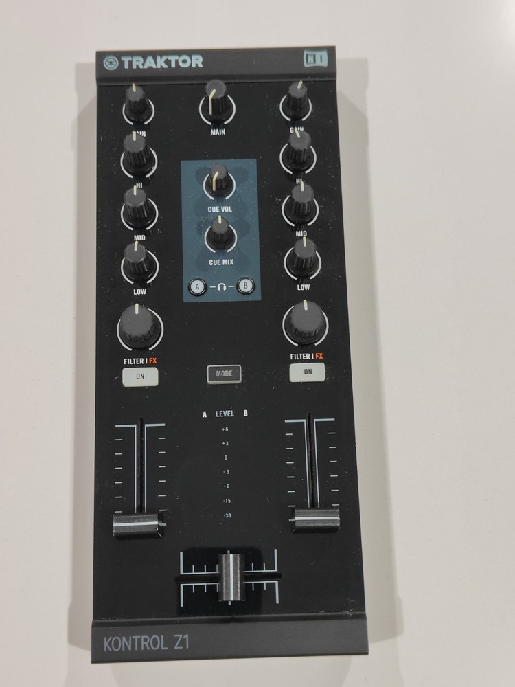 Native Instruments Traktor Kontrol Z1 DJ Mixer