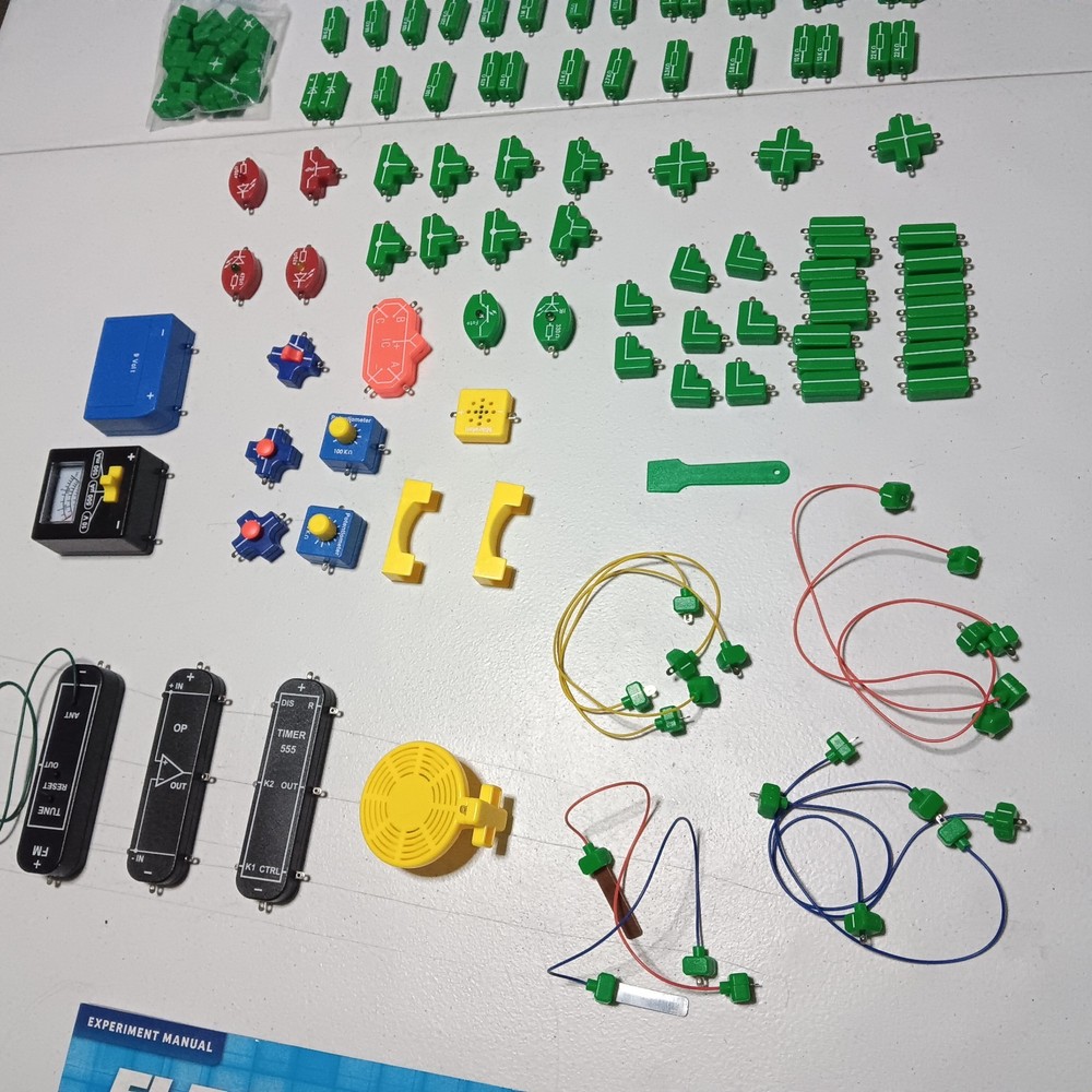 Thames & Kosmos Electronics Advanced Circuits Experiment Kit 141 Piece ages 10+