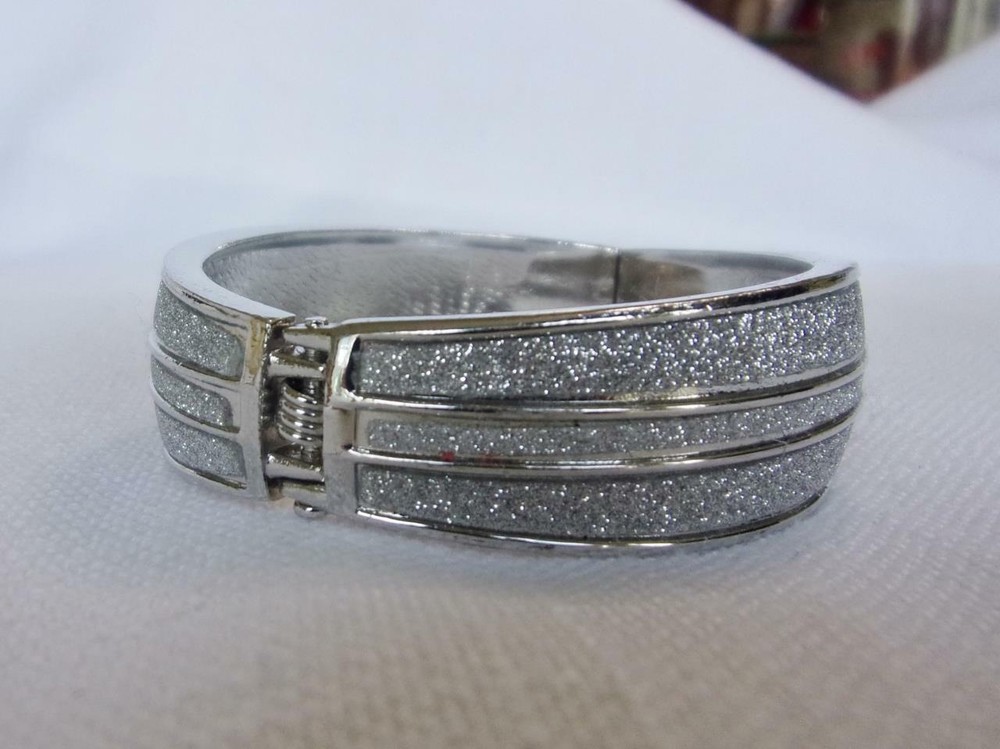 Sparkling Diamond Cut Silver Tone Oval Hinged Bracelet