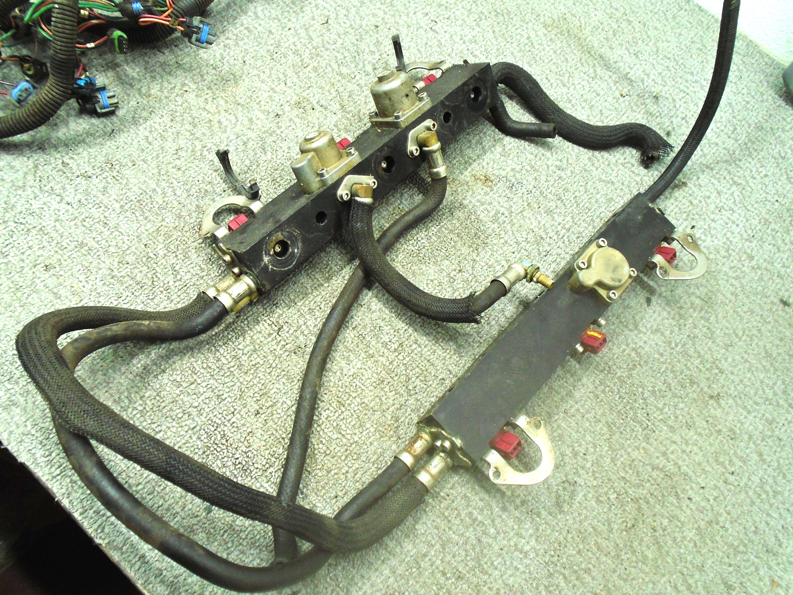 USED PORT & STARBOARD FUEL RAILS W INJECTORS 884430T07 MERCURY OUTBOARD