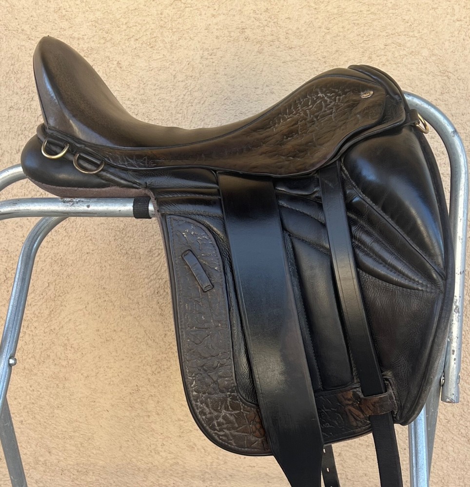 Black County Equinox Saddle