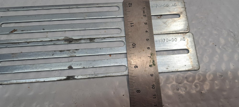 2 X mounting brackets FD-06-1370-00 USED