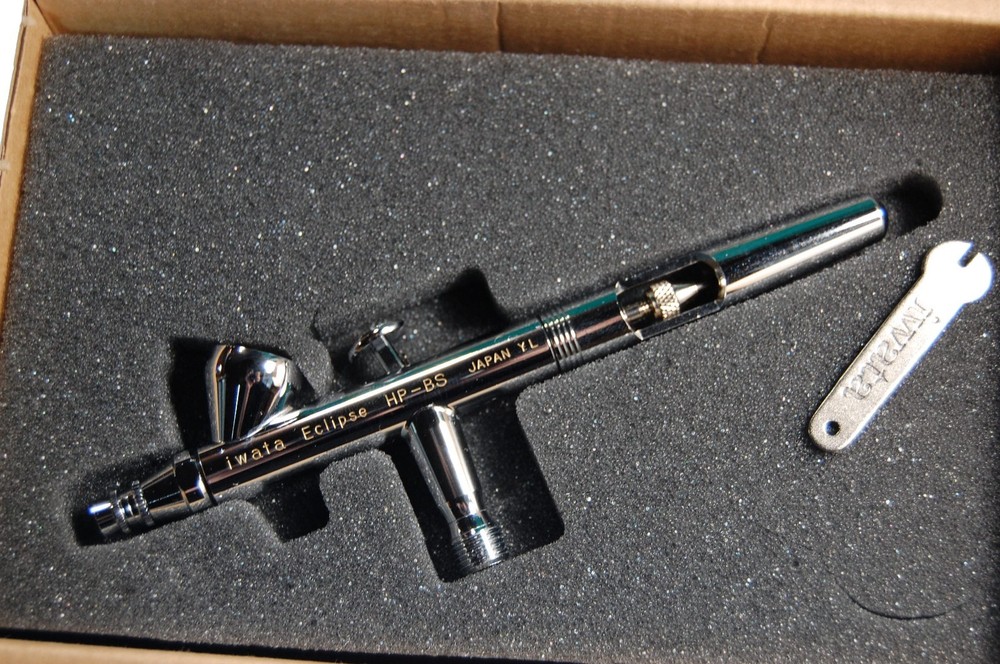 Iwata HP-BS Eclipse Airbrush - Small Gravity Feed + Air Hose - Silver