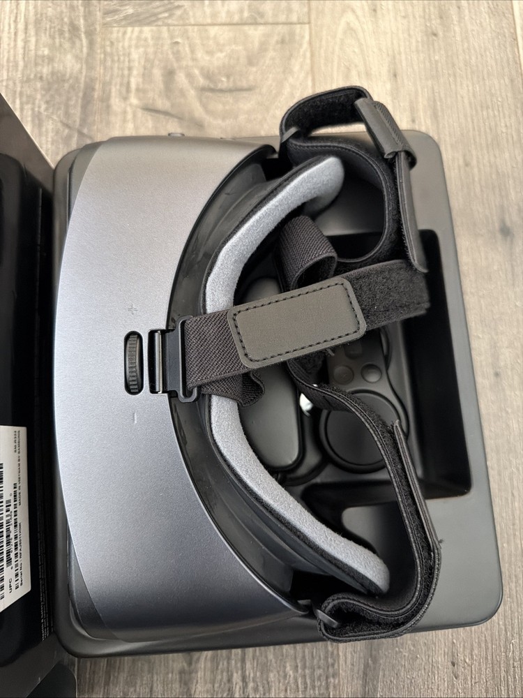 Samsung SM-R324 Gear VR W/Controller Powered by Oculus Open Box